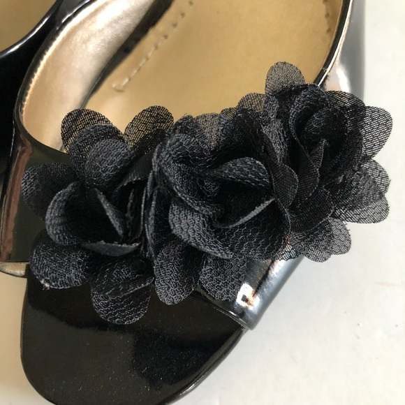 Bandolino Black Patent Leather with Flower Peep Toe Heel. Size 9.5 - Picture 5 of 9